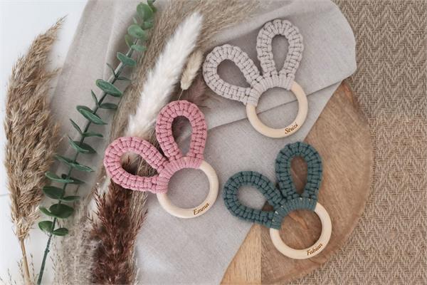Personalisierter Greifling aus Holz | mit Makramee-Hasenohren 